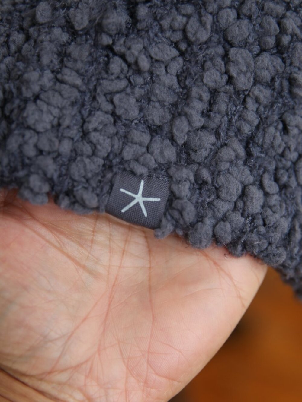 New BAREFOOT DREAMS Cozy Wide Shawl Blue Bouclé Cardigan W/Patch Pockets - Picture 5 of 9